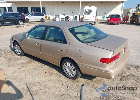 2001 Toyota Camry Le z USA, uszkodzony, nr VIN 4T1BG22K21U055618